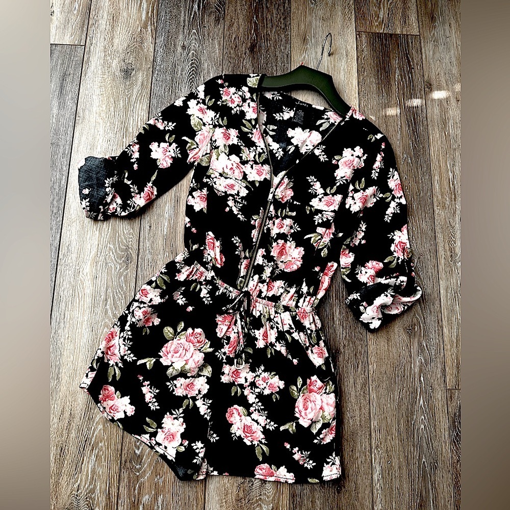 🛍️ Justify Zipper front floral romper shorts.great condition.